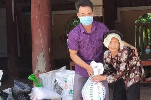 Hai cụ bà hơn trăm tuổi góp gạo ủng hộ người dân TP Hồ Chí Minh giữa đại dịch