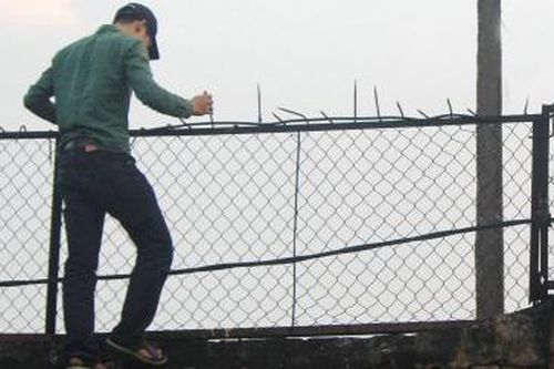 Người đàn ông 'trèo tường trốn khỏi khu cách ly để về nhà xin tiền mẹ