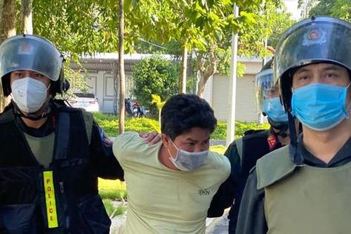 Khởi tố kẻ 'thông' chốt kiểm dịch, chém công an gần lìa cánh tay