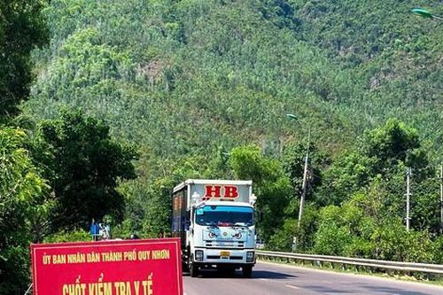 CSGT Bình Định truy bắt ô tô vượt chốt kiểm dịch