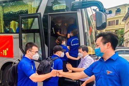 Tình nguyện viên Học viện Y dược lên đường 'chia lửa' với TPHCM