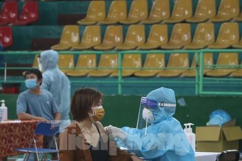 Bắt đầu 'chiến dịch' tiêm gần 1 triệu liều vắc xin COVID-19 ở TPHCM
