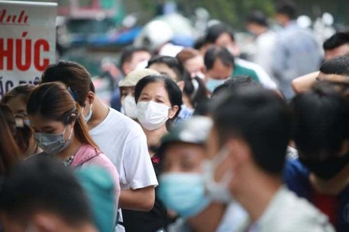 Xếp hàng chật cứng chờ xét nghiệm Covid-19 làm 'giấy thông hành' ở Hà Nội