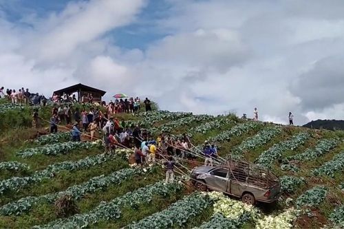 Thấy xe bán tải gặp nạn, dân làng xúm lại giải cứu ngoạn mục