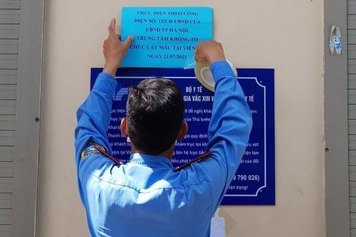 Dừng lấy mẫu xét nghiệm Covid-19 tại điểm 'cả trăm người chen lấn'