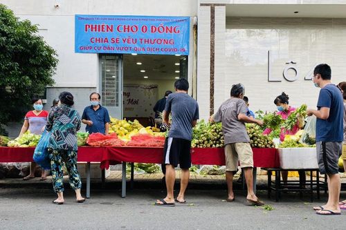 Phiên chợ 0 đồng sẻ chia rau củ cho người dân TP.HCM