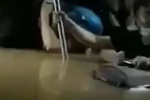 Video gây sốc hành khách mắc kẹt trong tàu điện ngầm nước ngập tới vai