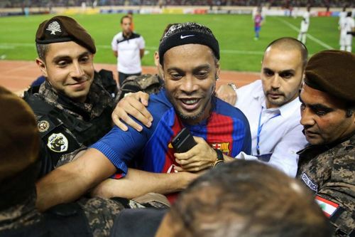 Ronaldinho nhảy múa với trái bóng trong trận Siêu kinh điển đặc biệt