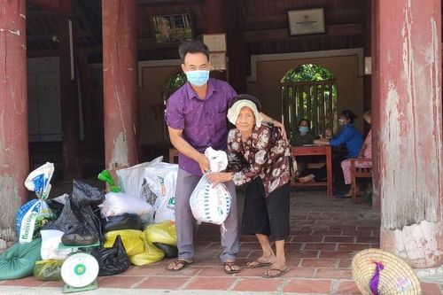 Hai cụ bà hơn 100 tuổi ở Thanh Hóa ủng hộ tiền, gạo giúp đồng bào TP Hồ Chí Minh