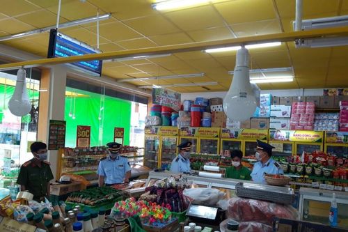 Lập biên bản cửa hàng Bách Hóa Xanh số 37 và một hộ kinh doanh ở phường Mỹ Long không niêm yết giá