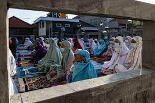 Người dân Indonesia tập trung cầu nguyện bất chấp dịch bệnh
