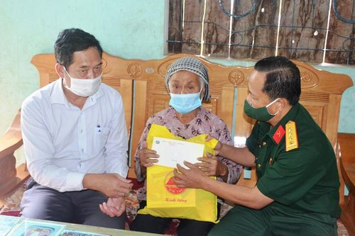 Thăm, tặng quà các gia đình chính sách tại huyện Kông Chro