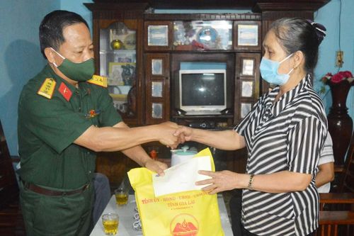 Chỉ huy trưởng Bộ Chỉ huy Quân sự tỉnh thăm, tặng quà gia đình chính sách