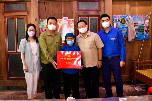 Chủ tịch Ủy ban MTTQ Việt Nam tỉnh Giàng Seo Vần thăm, tặng quà tại huyện Mường Khương