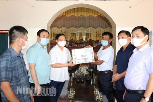 Các đồng chí lãnh đạo tỉnh thăm, tặng quà nhân ngày Thương binh, liệt sỹ 27/7
