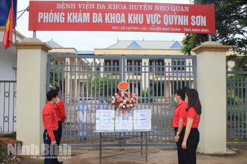 Hội Chữ thập đỏ tỉnh thăm, tặng quà các phòng khám đang điều trị bệnh nhân COVID-19
