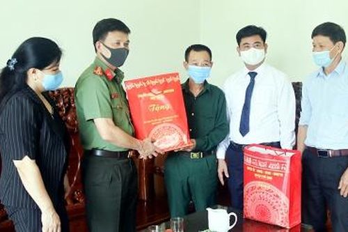 Tặng quà các gia đình chính sách, người có công tại huyện Phù Ninh