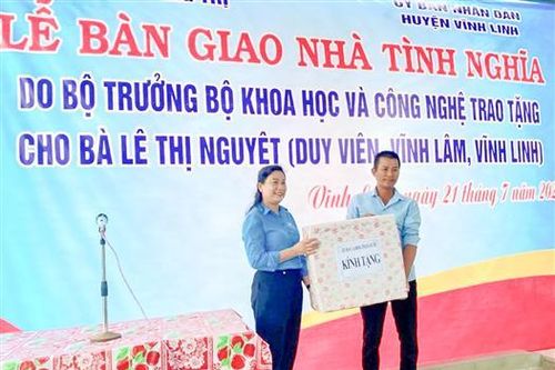 Bàn giao nhà tình nghĩa cho thân nhân liệt sĩ