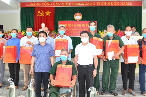 Ban Thường trực Ủy ban MTTQ tỉnh tặng quà người có công và gia đình chính sách huyện Sơn Dương