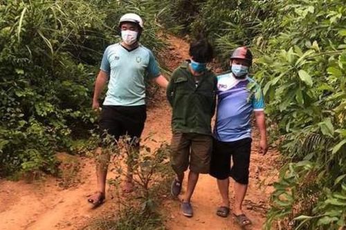 Băng rừng truy bắt kẻ trốn truy nã ẩn náu trong núi