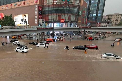 Lũ lụt khủng khiếp cuốn trôi xe, người ở Trung Quốc