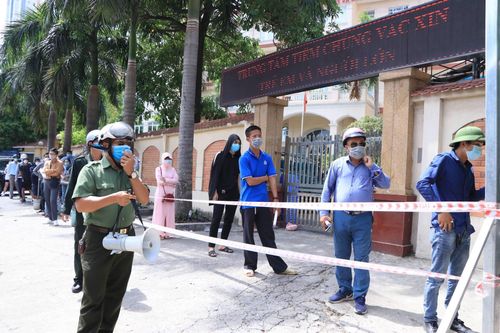 Dừng lấy mẫu xét nghiệm COVID-19 sau cảnh biển người chen lấn