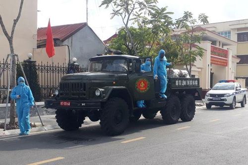 Phun khử khuẩn phòng, chống dịch Covid-19 toàn bộ thị trấn Quốc Oai