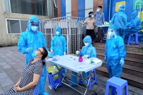 Sinh viên 'vượt nắng, thắng mưa' đi lấy mẫu xét nghiệm ở TP.HCM