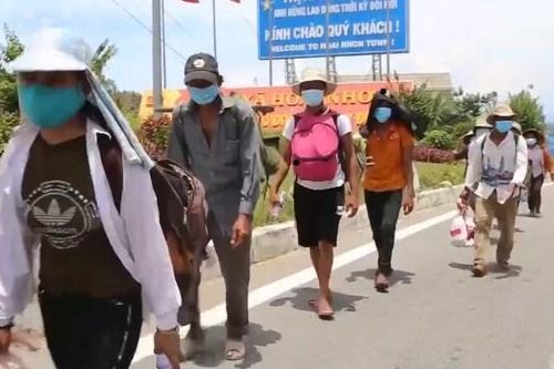 Người dân đi bộ xuyên đêm từ Bình Định về quê tránh dịch