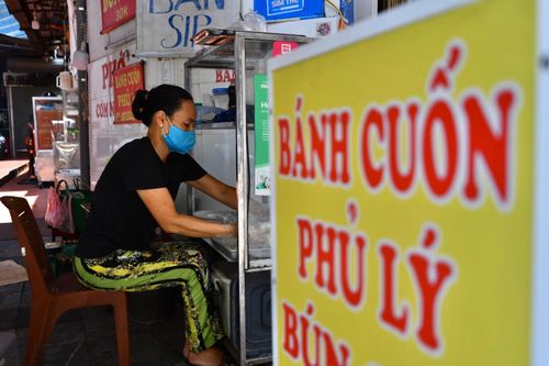 Hàng bánh cuốn nổi tiếng bán hơn 100 suất mang về mỗi ngày
