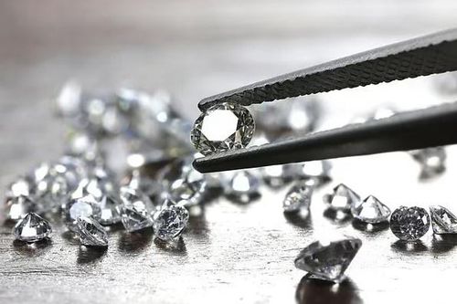 Người phụ nữ Anh bị buộc tội đánh tráo kim cương bằng đá cuội