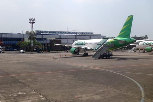 Mắc Covid-19, người đàn ông Indonesia cải trang để lên máy bay