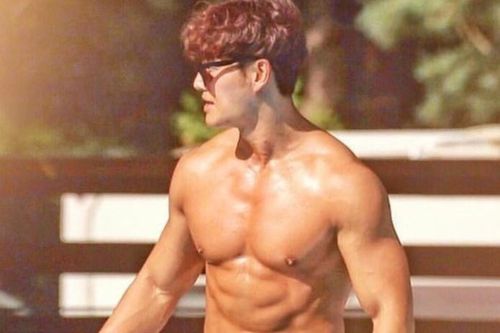 Sao nam Hàn Quốc tập tạ nặng hơn 200 kg để có cơ bắp