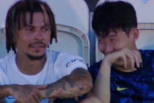 Son Heung-min bật cười khi đồng đội sút lên khán đài