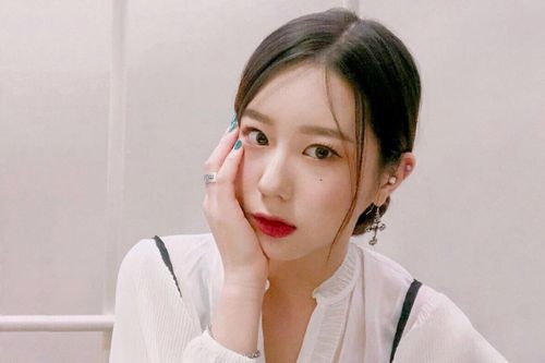 Nữ thần tượng Hàn bị tấn công vì công khai người yêu đồng giới