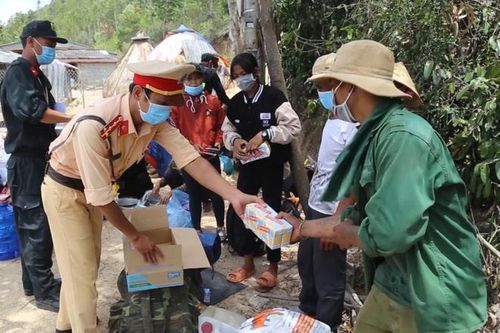 30 công nhân nghèo đi bộ xuyên đêm để về quê tránh dịch