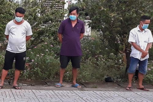 Tụ tập đánh bạc, 5 người bị đề xuất phạt 75 triệu đồng
