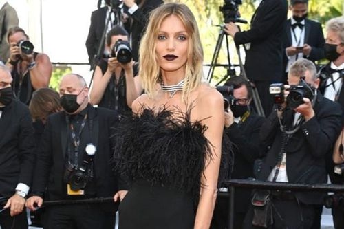 Nghệ sĩ gặp sự cố khi mặc váy lông vũ trên thảm đỏ Cannes