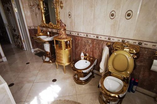 Tìm thấy toilet dát vàng trong nhà cảnh sát ở Nga