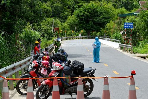 Hàng chục người đi xe máy từ Bình Dương về Nghệ An tránh dịch