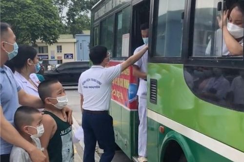Hai bé trai khóc nức nở tiễn mẹ vào TP.HCM chống dịch