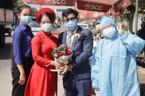 Cô dâu, chú rể trao sính lễ ở chốt kiểm dịch