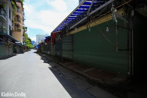 Hình ảnh lạ tại nơi mua sắm sầm uất bậc nhất của sinh viên Hà Nội trong mùa dịch