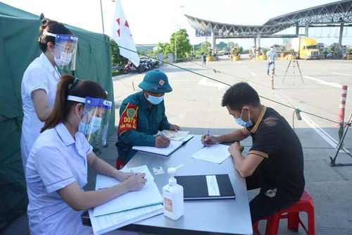 Người dân cần chuẩn bị những giấy tờ gì khi qua chốt kiểm soát dịch Covid-19 để vào Hà Nội?