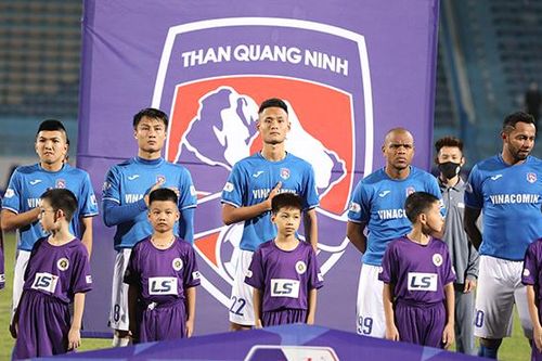 CĐV ngán ngẩm vì cầu thủ Than Quảng Ninh bị nợ lương