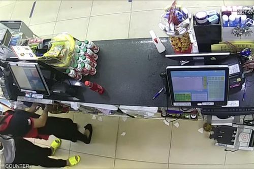 Nữ nhân viên cửa hàng bị thanh niên kề dao cướp táo tợn