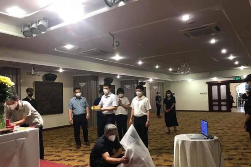 Quặn lòng cảnh nữ sinh chịu tang cha khi tham gia chống dịch ở TP. Hồ Chí Minh