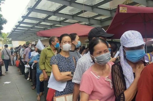 Hà Nội: Chen chúc người tiêm vắc xin phòng COVID-19 ở Bệnh viện E
