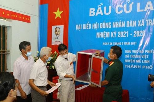 Hà Nội: Khởi tố nguyên Chủ tịch HĐND xã lấy phiếu bầu cử về nhà tự gạch