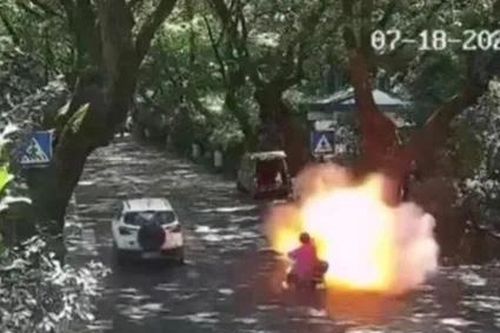 Trung Quốc: Xe đạp điện nổ khi đang đi, cha và con gái bỏng toàn thân